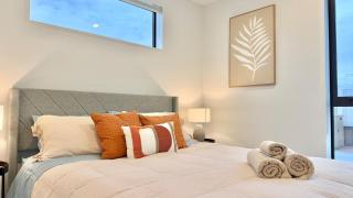 CBD 2 Bed, 2 Bath Townhouse and Parking - 6
