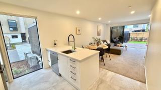 CBD 2 Bed, 2 Bath Townhouse and Parking - 3