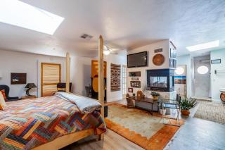 Sunny Cozy Condo - 2