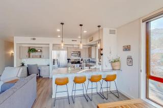 Chelan Resort Suites: Comfort by the Lake #201 - 4