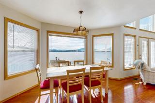 Lakefront Retreat - 3