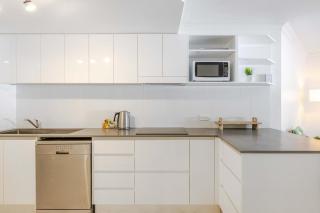11 Queenslander - Steps to the Beach & Town - 4