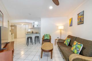 11 Queenslander - Steps to the Beach & Town - 6