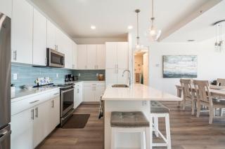 New Luxury 3BR- Walk to Beach, Heated Pool & Spa with Parking - 7