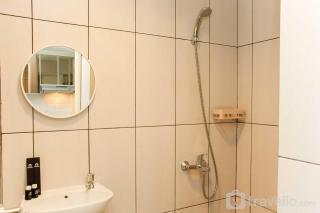Comfort and Best Deal Studio at Grand Kamala Lagoon Apartment By Travelio - 7