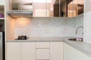Comfort and Best Deal Studio at Grand Kamala Lagoon Apartment By Travelio - 5