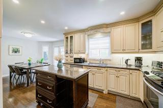 Upper-Level Classic House in Richmond Hill - 7