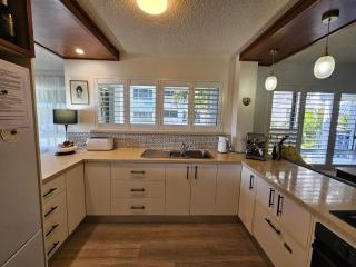 Estoril Unit 6, 38 McIlwraith St, Moffat Beach - 1