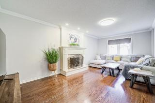 Upper-Level Classic House in Richmond Hill - 3