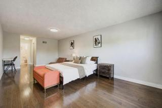 Upper-Level Classic House in Richmond Hill - 2
