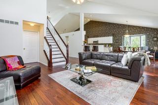 Lake Views & Work Spaces: Quiet Hilliard Home! - 4