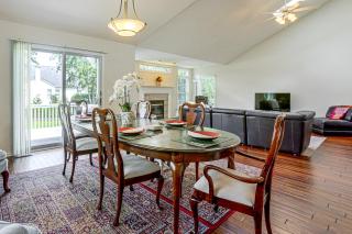 Lake Views & Work Spaces: Quiet Hilliard Home! - 3