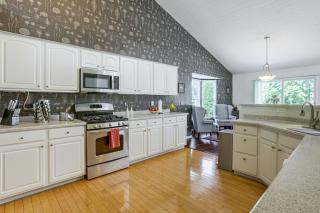 Lake Views & Work Spaces: Quiet Hilliard Home! - 1
