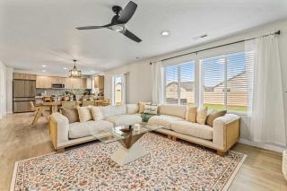 Spacious 6BR Sleeps 22 with Playground Basketball - 9