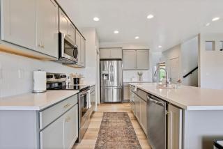 Luxurious 4-BR Bungalow with Office - Park Setting - 8