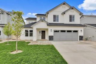 Luxurious 4-BR Bungalow with Office - Park Setting - 6