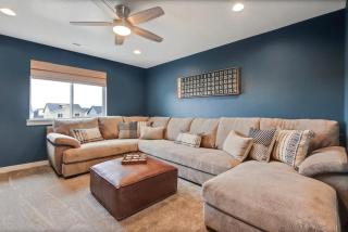 Luxurious 4-BR Bungalow with Office - Park Setting - 4