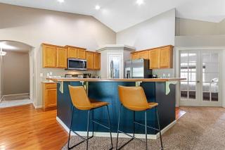 Family home -desirable neighborhood w pool access - 8