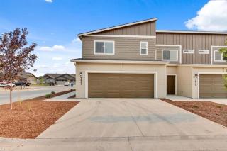 Charming Centrally Located Treasure Valley Custom - 8