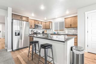 Spacious 5BR - Gamer Room - Hot Tub Basketball - 4