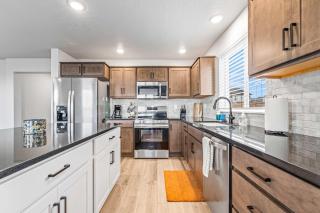 Spacious 5BR - Gamer Room - Hot Tub Basketball - 3