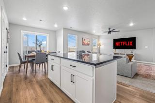 Spacious 5BR - Gamer Room - Hot Tub Basketball - 2