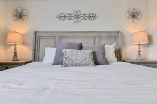 Calming 3 bedroom home with designer details in Na - 6