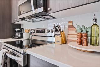 Stylish 2 bedroom townhome - 8
