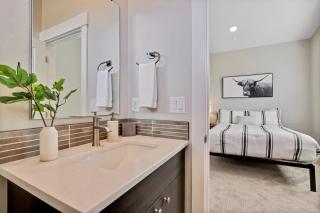 Stylish 2 bedroom townhome - 7