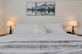 Stylish 2 bedroom townhome - 5