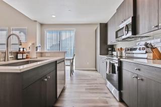 Sophisticated 3 bedroom townhome - 8