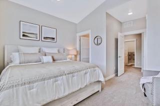Sophisticated 3 bedroom townhome - 7