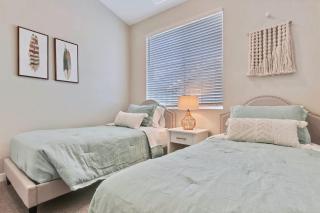Sophisticated 3 bedroom townhome - 6