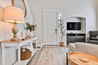 Sophisticated 3 bedroom townhome - 4