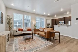 Elegant 2 bedroom townhome - 9