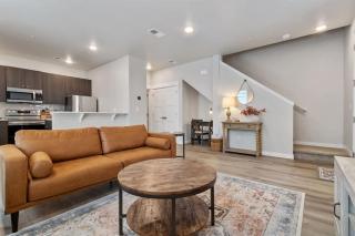 Elegant 2 bedroom townhome - 2