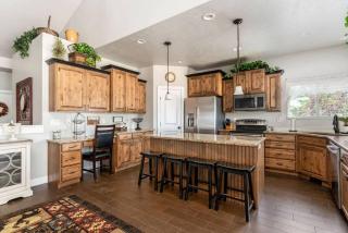 Spacious Retreat for over 32 Parking Horse Stalls - 8