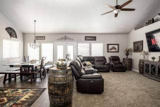Spacious Retreat for over 32 Parking Horse Stalls - 7
