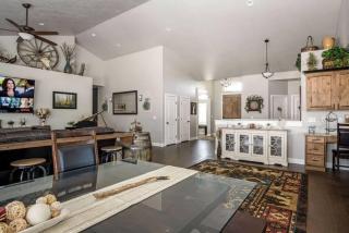 Spacious Retreat for over 32 Parking Horse Stalls - 3