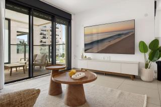 Cozy & Spacious 3BR with Balcony & Mamad - 4