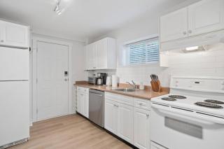 Large 2BR Garden Suite with Full Kitchen and Laundry - 6