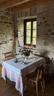 Kamienny domek z XIX wieku w historycznym otoczeniu - 3
