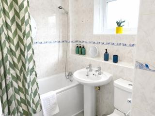 3 Bedroom Good for Contractor and Large group - 6