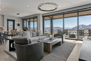 Spacious Ski Getaway - Hot Tub - 5 Bedroom home - 7
