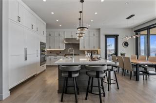 Spacious Ski Getaway - Hot Tub - 5 Bedroom home - 6