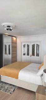 Large bedroom - 8