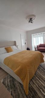 Large bedroom - 2