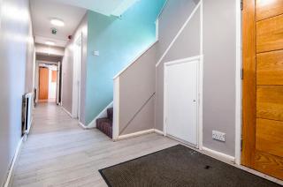 Sheffield Group Stays - Large Home onsite Parking for vans cars free wifi - 8