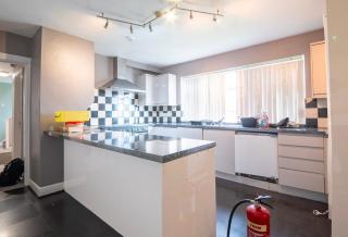 Sheffield Group Stays - Large Home onsite Parking for vans cars free wifi - 6