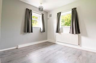 Sheffield Group Stays - Large Home onsite Parking for vans cars free wifi - 2